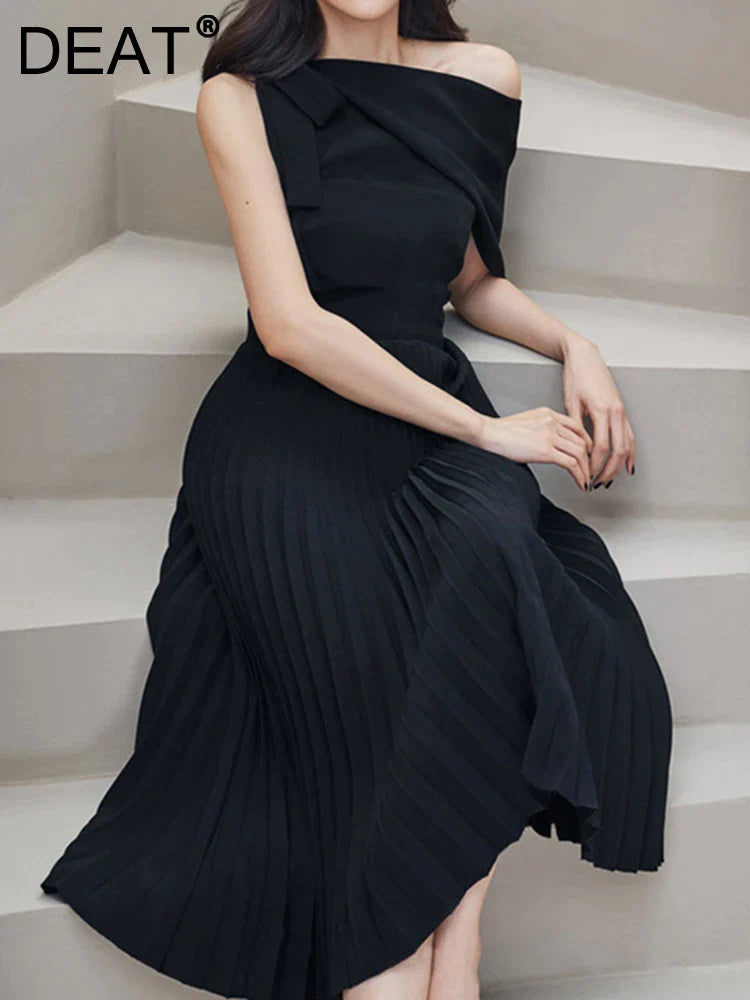 Canmol Elegant Pleated Dress with Slim Fit and Sloping Shoulders